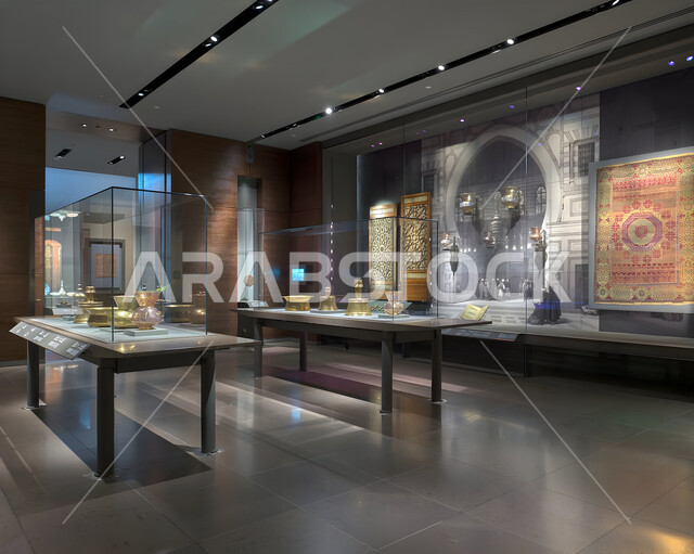 المؤسسات الرائدة في العالم للفن الإسلامي، الفن الهندسي المعماري و الديكور الداخلي للمتحف الإسلامي للفنون في العاصمة القطرية الدوحة, البهو الداخلي للمتحف مع تفاصيل السقف والجدران, أولى مشاريع متاحف قطر