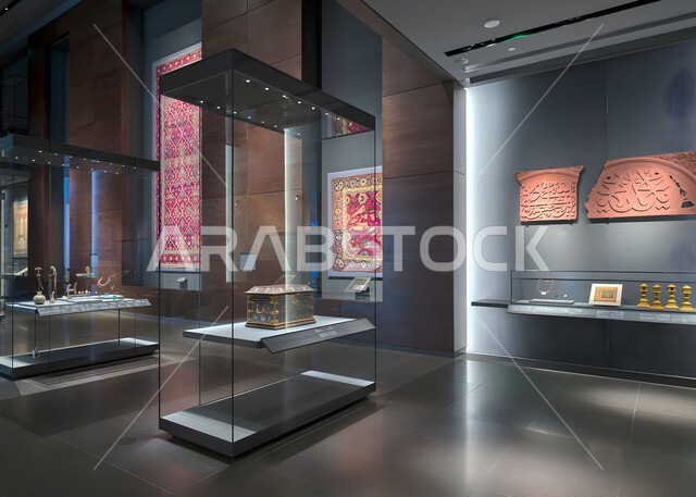 المؤسسات الرائدة في العالم للفن الإسلامي، الفن الهندسي المعماري و الديكور الداخلي للمتحف الإسلامي للفنون في العاصمة القطرية الدوحة, البهو الداخلي للمتحف مع تفاصيل السقف والجدران, أولى مشاريع متاحف قطر