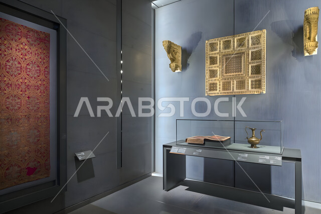 المؤسسات الرائدة في العالم للفن الإسلامي، الفن الهندسي المعماري و الديكور الداخلي للمتحف الإسلامي للفنون في العاصمة القطرية الدوحة, البهو الداخلي للمتحف مع تفاصيل السقف والجدران, أولى مشاريع متاحف قطر