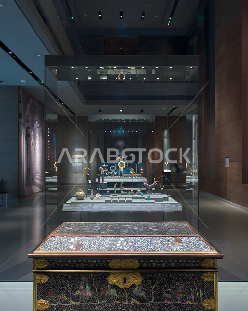 المؤسسات الرائدة في العالم للفن الإسلامي، الفن الهندسي المعماري و الديكور الداخلي للمتحف الإسلامي للفنون في العاصمة القطرية الدوحة, البهو الداخلي للمتحف مع تفاصيل السقف والجدران, أولى مشاريع متاحف قطر