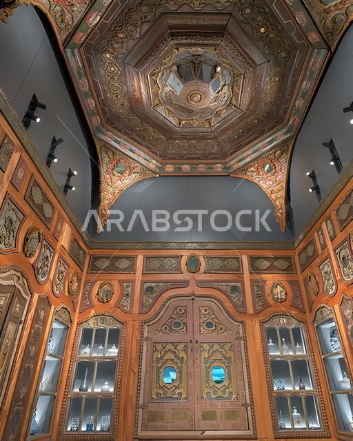 المؤسسات الرائدة في العالم للفن الإسلامي، الفن الهندسي المعماري و الديكور الداخلي للمتحف الإسلامي للفنون في العاصمة القطرية الدوحة, البهو الداخلي للمتحف مع تفاصيل السقف والجدران, أولى مشاريع متاحف قطر