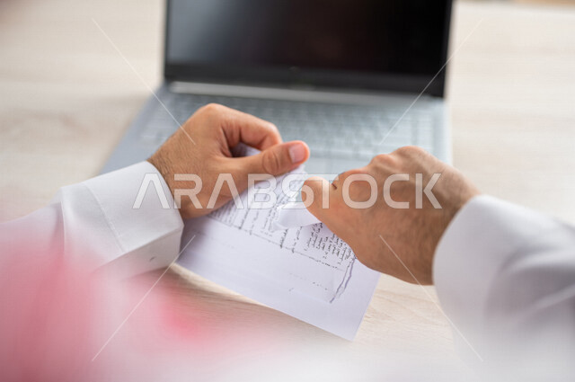 رجل عربي خليجي سعودي يقوم بتمزيق الاوراق، عدم الموافقة على العمل، صفقة غير ناجحة، رسالة غير مرغوبة، خطة عمل فاشلة