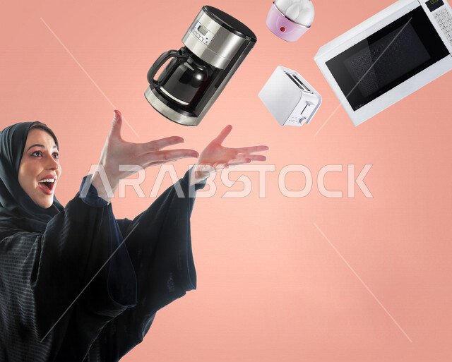 إمرأه عربيه سعوديه خليجيه تستمتع بالشراء والتسوق, الدهشه والإعجاب بالتخفيضات, ايماءات وجه تدل على السعادة ، قضاء وقت ممتع في شراء المستلزمات والهدايا ، الاستفادة من العروض والخصومات, الفوز بهدايا فوريه