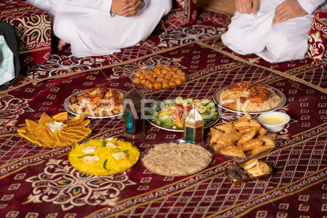 المأكولات العربية الشرقية, زينة وأضواء وفوانيس الاحتفال بقدوم شهر الخير, سفرة مليئة بالأصناف والمقبلات الشهية, إفطار الصائم في رمضان المبارك, الأجواء الرمضانية الروحانية