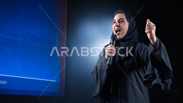 إمرأه عربيه سعوديه خليجيه تلقي محاضرة،  تقديم العروضات المسرحية ، القاء الخطابات ، الحوارات و النقاشات ، اداء تمثيلي ، ايماءات وجه و يدين مختلفة ، الفن المسرحي