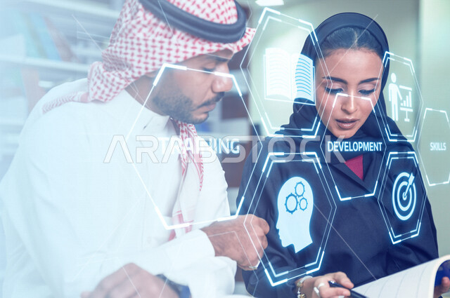 زملاء عمل عربيون سعوديون خليجيون  في مقر عملهم,  تحليل البيانات ورسمها بتقنية الهولوجرام, مناقشة وتوزيع مهام العمل, بيئة العمل السعودي, الوحده والعمل الجماعي, تحقيق اهداف الشركه, تطوير العمل وحل المشكلات