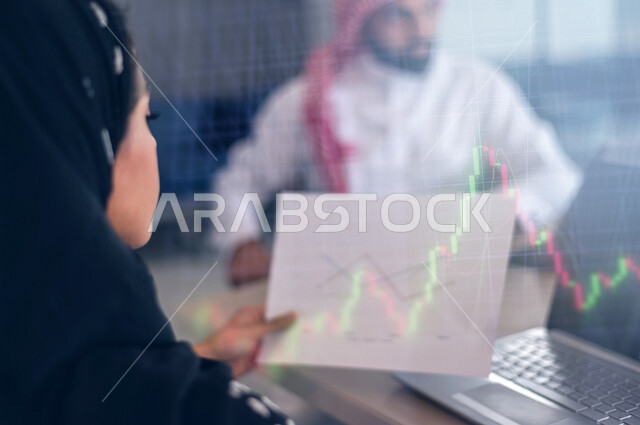 إمرأه عربيه سعوديه خليجيه في مقر عملها في الشركه، دراسة السوق المالي والجدوة المالية، تحليل البيانات ورسمها بتقنية الهولوجرام، تخطيط وتحليل المعلومات, صعود ونزول البورصه, الاستثمار المالي, أعمال الكترونيه تجاريه