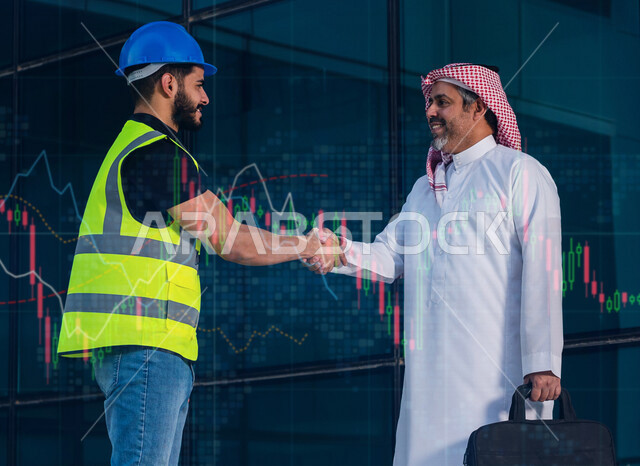 رجل أعمال عربي سعودي خليجي يصافح مهندس عربي سعودي خليجي لبدء مشروع هندسي جديد, إرتداء سترة الحماية الخاصة بالعمل, مهن ووظائف هندسية، فريق عمل هندسي خبير، النقاش لتطوير العمل,  خطط ومشاريع معمارية, تقدم الهندسه المعماريه في المملكه العربيه السعوديه