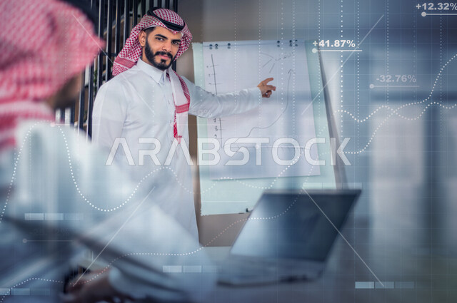 اجتماع زملاء عمل عربيون سعوديون خليجيون  في مقر عملهم, مناقشة وتوزيع مهام العمل, بيئة العمل السعودي, الوحده والعمل الجماعي, تحقيق اهداف الشركه, تطوير العمل وحل المشكلات