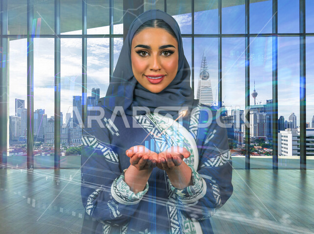 إمرأه عربيه سعوديه خليجيه  تحمل بيدها رسومات هولوجراميه ثلاثية الابعاد, مخطط بياني للإقتصاد المالي، تحليل البيانات ورسمها بتقنية الهولوجرام، تخطيط وتحليل البيانات و المعلومات