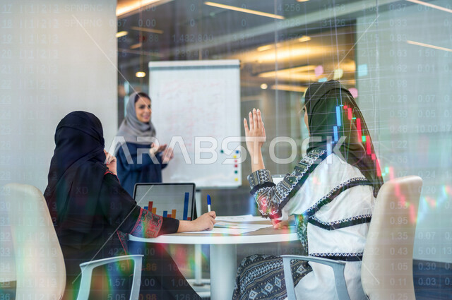 اجتماع زميلات عمل عربيات سعوديات خليجيات  في مقر عملهن, مناقشة وتوزيع مهام العمل, بيئة العمل السعودي, الوحده والعمل الجماعي, تحقيق اهداف الشركه, تطوير العمل وحل المشكلات