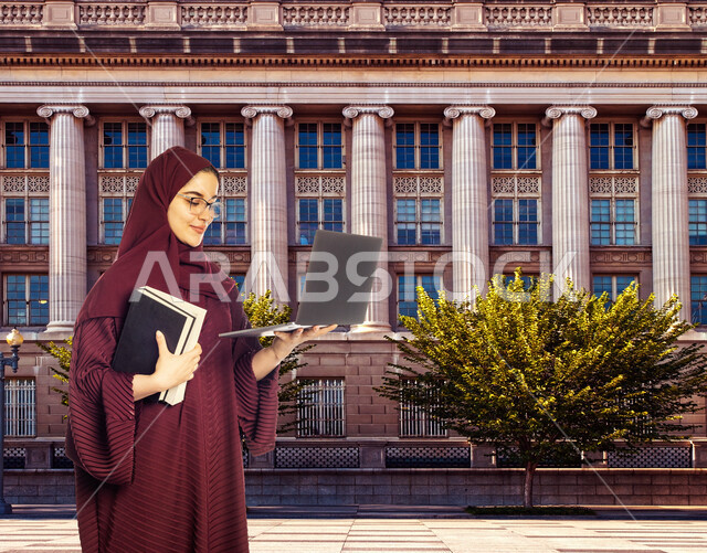 طالبة جامعية عربية سعودية خليجية تقوم بمتابعة المحاضرات الجامعية عبر المنصات التعليم المتطورة من خلال الأجهزه التقنية , التعليم عن بعد , التعليم الالكتروني, مدارس وجامعات, تطور التعليم في المملكة العربية السعودية