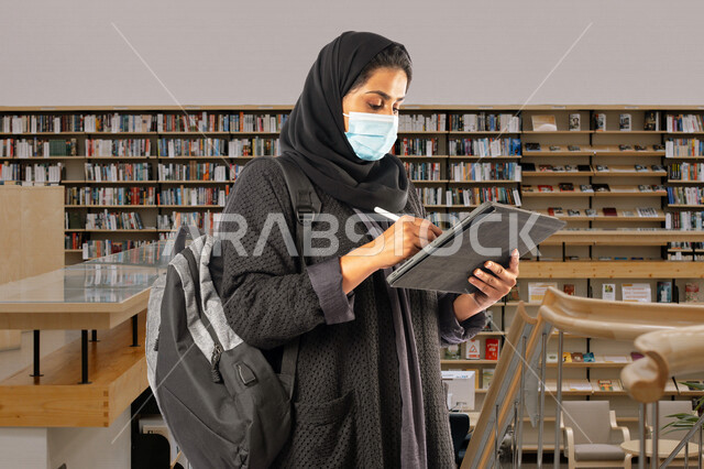 طالبة جامعية عربية سعودية خليجية , متابعة المحاضرات الجامعيه عبر المنصات التعليمية المتطورة من خلال الأجهزه التقنية ,  التعليم عن بعد, التعليم الالكتروني, مدارس وجامعات, تطور التعليم في المملكة العربية السعودية , الإلتزام بالإحترازات الوقائية .