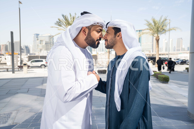 قضاء أوقات ممتعة مع الاصدقاء ، صداقات وتعارف ونقاشات وحوارات ، رجلان عربيان خليجيان اماراتيان يتصافحان بحرارة، اجواء العيد، عادات العيد في المجتمع الاماراتي ، العيد بين الأهل، بهجة العيد، زيارات العيد، الاحتفال بالعيد السعيد، اعياد ومناسبات مفهوم الأناقة والاهتمام بالمظهر الخارجي .