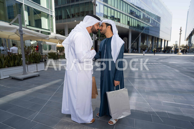 عادات العيد في المجتمع الاماراتي ، صداقات وتعارف ونقاشات وحوارات قضاء أوقات ممتعة في الطبيعة ، رجلان عربيان خليجيان اماراتيان يتصافحان بحرارة، اجواء العيد، العيد بين الأهل، بهجة العيد، زيارات العيد، الاحتفال بالعيد السعيد، اعياد ومناسبات .