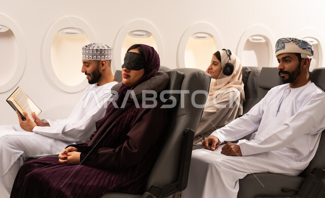 قضاء أوقات ممتعة داخل الطائرة ، بورتريه مقرب من الجانب لمسافرون من العرب العمانيون الخليجيون داخل مقصورة الطائرة يرتدون الزي العماني، ايماءات تدل على الفرح والسعادة ، رحلات سياحية جويه ممتعة، عطلة صيفية عائلية، الخطوط الجوية العمانيه، سياحة وسفر