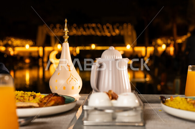 حلول موعد الإفطار عند اذان المغرب، سفرة مليئة بأصناف المأكولات والمقبلات الشهية، الوجبات والأطباق الرئيسية على مائدة الطعام، مطاعم ومطابخ المملكة العربية السعودية، أنواع الأطعمة الشرقية العربية في موائد رمضان المبارك, زينه و ديكور الشهر الكريم