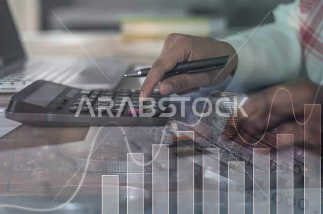 صورة مقربة لرجل عربي سعودي خليجي محاسب يستخدم الآلة الحاسبة للتعبير عن الإحصائيات والحسابات , العمل في إدارة الحسابات , الإستثمار المالي , الحسابات البنكية .