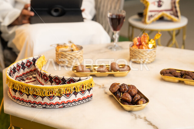 الجلسة الليلة الخارجية في احدى شاليهات الامارات، حسن الاستقبال والكرم، صورة مقربة لطاولة الضيافة في شهر رمضان المبارك، الجلوس في الهواء الطلق، زينة واضاءة رمضانية