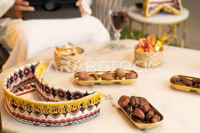 الجلسة الليلة الخارجية في احدى شاليهات الامارات، حسن الاستقبال والكرم، صورة مقربة لطاولة الضيافة في شهر رمضان المبارك، الجلوس في الهواء الطلق، زينة واضاءة رمضانية