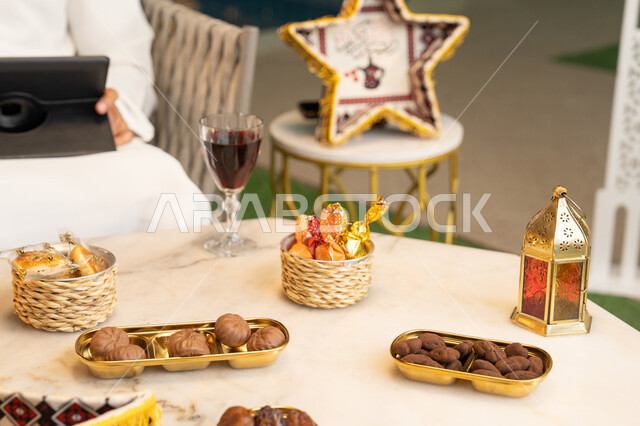 الجلسة الليلة الخارجية في احدى شاليهات الامارات، حسن الاستقبال والكرم، صورة مقربة لطاولة الضيافة في شهر رمضان المبارك، الجلوس في الهواء الطلق، زينة واضاءة رمضانية