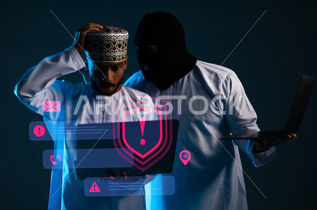التهكير وسرقة البيانات, التسلل عبر الأمن السيبراني, استخدم جهاز الحاسوب لأغراض غير قانونية, خوارزميات لتدمير الحسابات الرقمية,هكرين عربيين خليجيين عمانيين ملثمين يرتديان الدشداشة يعملان في مجال القرصنه الرقميه