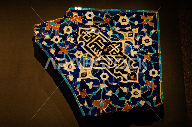  معروضات واثار داخل متحف الإسلامي للفنون في العاصمة القطرية الدوحة, أولى مشاريع متاحف دولة قطر، المؤسسات الرائدة في العالم للفن الإسلامي