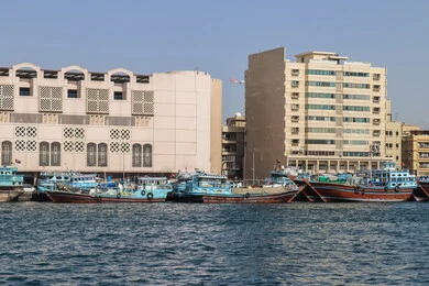 الأبراج وناطحات السحاب في الامارات العربية المتحدة المطلة على ساحل الخليج العربي، الفن الهندسي المعماري المتطور للمرافق التجارية في مارينا دبي، معلم ومكان سياحي ساحلي مشهور، ميناء اليخوت و وسائل النقل البحرية في النهار