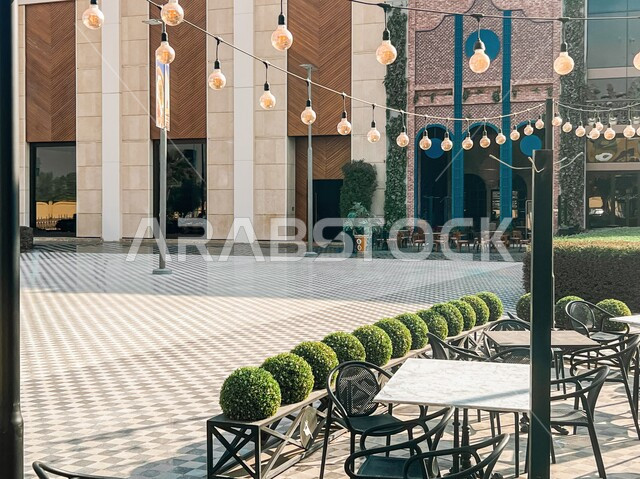 الساحة الخارجية لمجمع اليو ووك في مدينة الرياض في النهار، مكان ومنطقة ترفيهيه سياحية في المملكة العربية السعودية، أنشطة وفعاليات عائلية مسلية، مراكز التسلية والترفيه والتسوق التجاري
