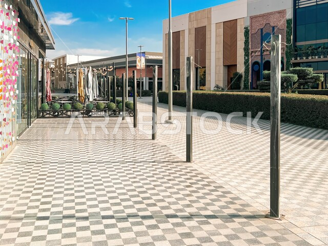 الساحة الخارجية لمجمع اليو ووك في مدينة الرياض في النهار، مكان ومنطقة ترفيهيه سياحية في المملكة العربية السعودية، أنشطة وفعاليات عائلية مسلية، مراكز التسلية والترفيه والتسوق التجاري