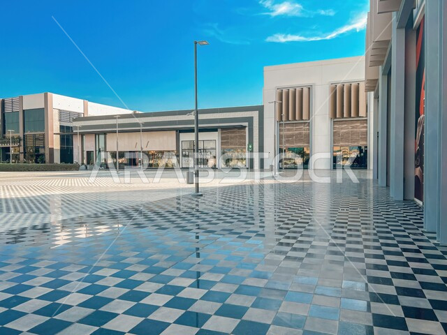 الساحة الخارجية لمجمع اليو ووك في مدينة الرياض في النهار، مكان ومنطقة ترفيهيه سياحية في المملكة العربية السعودية، أنشطة وفعاليات عائلية مسلية، مراكز التسلية والترفيه والتسوق التجاري