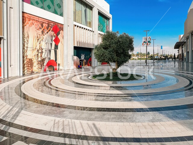 الساحة الخارجية لمجمع اليو ووك في مدينة الرياض في النهار، مكان ومنطقة ترفيهيه سياحية في المملكة العربية السعودية، أنشطة وفعاليات عائلية مسلية، مراكز التسلية والترفيه والتسوق التجاري