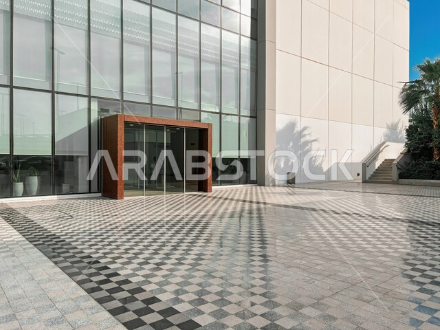 الساحة الخارجية لمجمع اليو ووك في مدينة الرياض في النهار، مكان ومنطقة ترفيهيه سياحية في المملكة العربية السعودية، أنشطة وفعاليات عائلية مسلية، مراكز التسلية والترفيه والتسوق التجاري