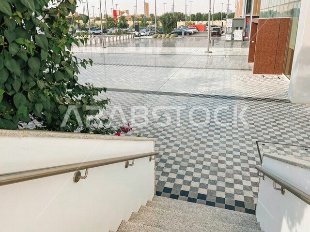 الساحة الخارجية لمجمع اليو ووك في مدينة الرياض في النهار، مكان ومنطقة ترفيهيه سياحية في المملكة العربية السعودية، أنشطة وفعاليات عائلية مسلية، مراكز التسلية والترفيه والتسوق التجاري