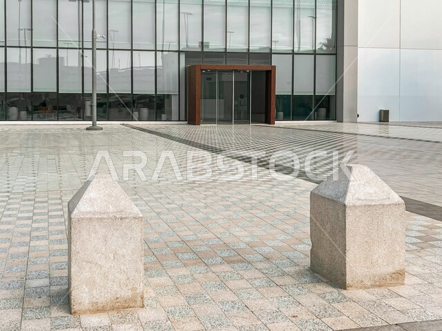 الساحة الخارجية لمجمع اليو ووك في مدينة الرياض في النهار، مكان ومنطقة ترفيهيه سياحية في المملكة العربية السعودية، أنشطة وفعاليات عائلية مسلية، مراكز التسلية والترفيه والتسوق التجاري