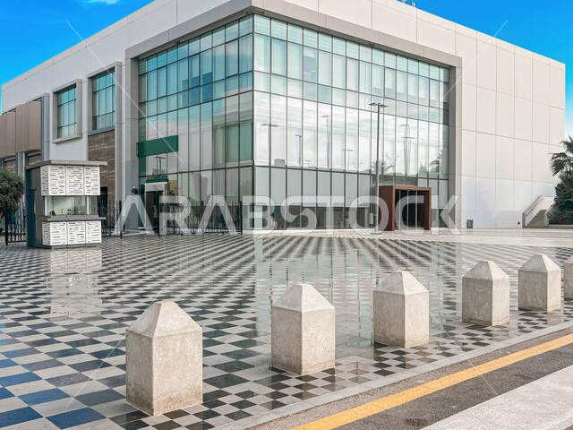 الساحة الخارجية لمجمع اليو ووك في مدينة الرياض في النهار، مكان ومنطقة ترفيهيه سياحية في المملكة العربية السعودية، أنشطة وفعاليات عائلية مسلية، مراكز التسلية والترفيه والتسوق التجاري