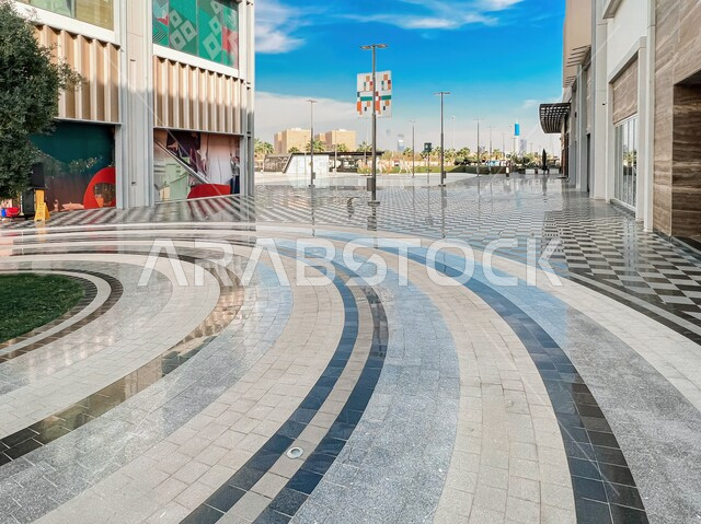 الساحة الخارجية لمجمع اليو ووك في مدينة الرياض في النهار، مكان ومنطقة ترفيهيه سياحية في المملكة العربية السعودية، أنشطة وفعاليات عائلية مسلية، مراكز التسلية والترفيه والتسوق التجاري