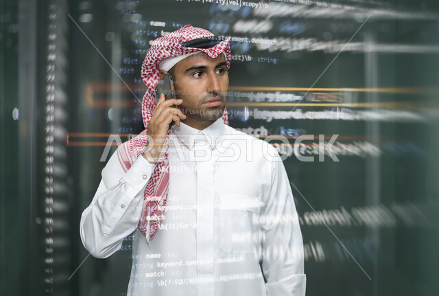 رجل عربي خليجي سعودي يستخدم الهاتف المحمول ، يعمل في وظيفة مطور ويب، استخدام لغات البرمجة، تطوير وبناء المواقع والتطبيقات الالكترونية، القدرة على اختراق حماية الأجهزة ،اكواد وخوارزميات