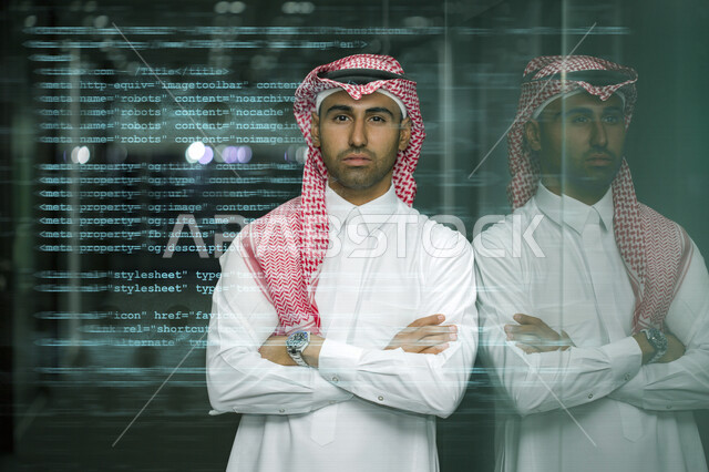 رجل عربي خليجي سعودي يقف مكتف اليدين ، يعمل في وظيفة مطور ويب، استخدام لغات البرمجة، تطوير وبناء المواقع والتطبيقات الالكترونية، القدرة على اختراق حماية الأجهزة ،اكواد وخوارزميات