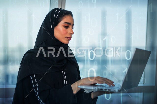 سيدة عربية خليجية سعودية تستخدم الحاسوب المحمول ، تعمل في وظيفة مطور ويب، استخدام لغات البرمجة، تطوير وبناء المواقع والتطبيقات الالكترونية، اكواد وخوارزميات، تقنيات وحاسوب