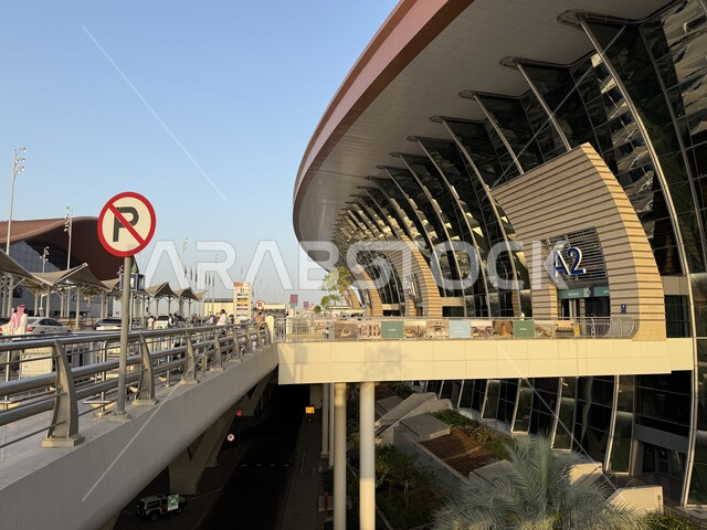 رحلات السفر الجويه ،الديكور الخارجي والفن الهندسي المتميز لمطار جده الدولي في المملكة العربية السعودية, صالات استقبال المسافرين ، تقديم الخدمات الراقيه للمغادرين والقادمين في مطار الملك عبد العزيز