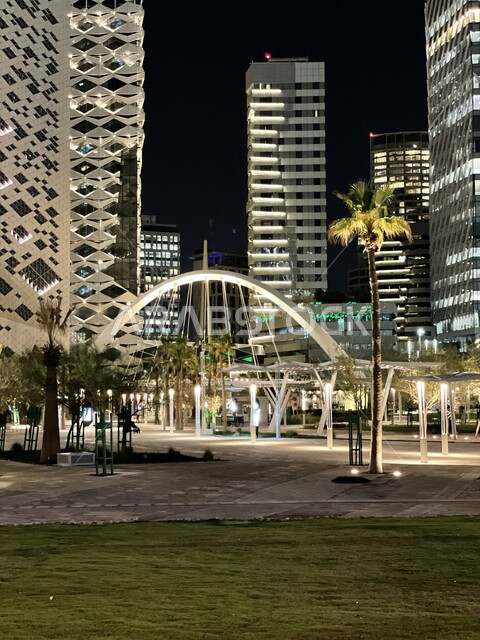 مركز الملك عبد الله المالي (كافد) في الليل، الأبراج والمنشآت المالية في مدينة الرياض، التطور والنمو العمراني في السعودية، الفن الهندسي المعماري للمباني وناطحات السحاب المشهورة في المملكة، ازدهار وتحقيق النهضة الاقتصادية والتجارية