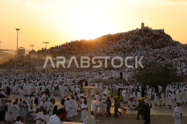 حشود الحجاج على جبل عرفات، مفهوم العبادة والتقرب إلى الله، الحجاج والمعتمرين في مكة المكرمة، آدء مناسك الحج في يوم عرفة, مقصد المسلمين من أنحاء العالم, مكان ومعلم إسلامي ديني مقدس في المملكة العربية السعودية، موسم الحج 2025