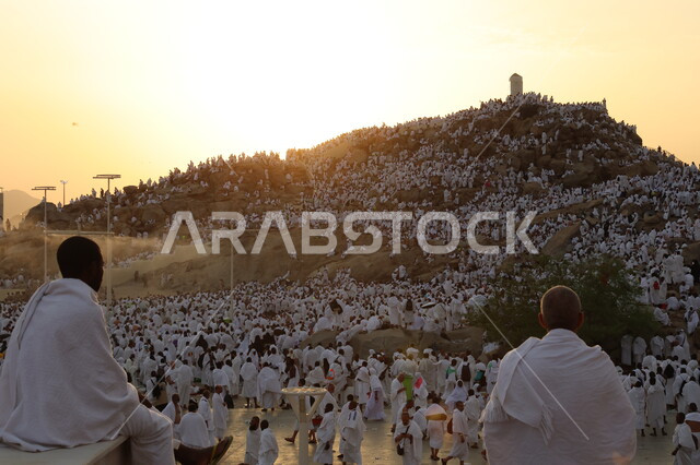 حشود الحجاج على جبل عرفات، مفهوم العبادة والتقرب إلى الله، الحجاج والمعتمرين في مكة المكرمة، آدء مناسك الحج في يوم عرفة, مقصد المسلمين من أنحاء العالم, مكان ومعلم إسلامي ديني مقدس في المملكة العربية السعودية، موسم الحج 2025