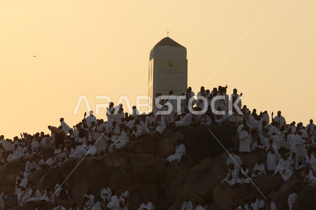 حشود الحجاج على جبل عرفات، مفهوم العبادة والتقرب إلى الله، الحجاج والمعتمرين في مكة المكرمة، آدء مناسك الحج في يوم عرفة, مقصد المسلمين من أنحاء العالم, مكان ومعلم إسلامي ديني مقدس في المملكة العربية السعودية، موسم الحج 2025