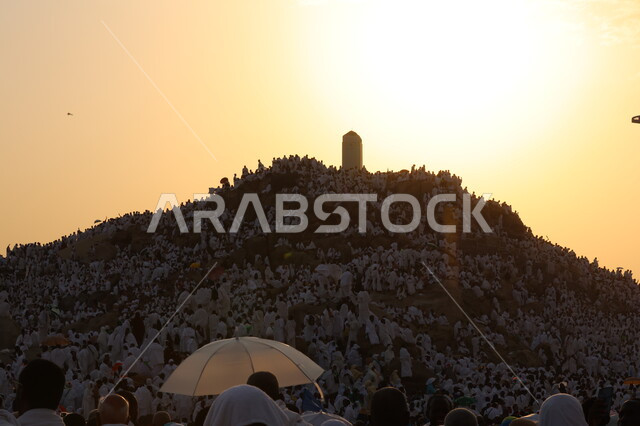 حشود الحجاج على جبل عرفات، مفهوم العبادة والتقرب إلى الله، الحجاج والمعتمرين في مكة المكرمة، آدء مناسك الحج في يوم عرفة, مقصد المسلمين من أنحاء العالم, مكان ومعلم إسلامي ديني مقدس في المملكة العربية السعودية، موسم الحج 2025
