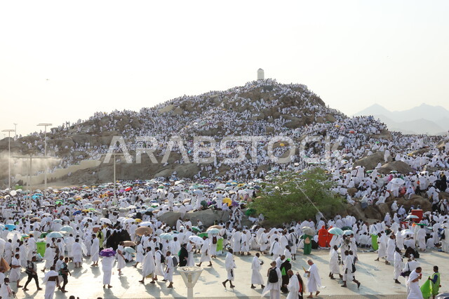 حشود الحجاج على جبل عرفات، مفهوم العبادة والتقرب إلى الله، الحجاج والمعتمرين في مكة المكرمة، آدء مناسك الحج في يوم عرفة, مقصد المسلمين من أنحاء العالم, مكان ومعلم إسلامي ديني مقدس في المملكة العربية السعودية، موسم الحج 2025