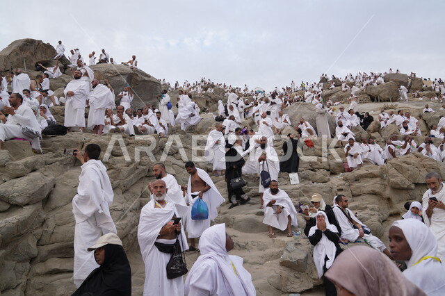 آدء مناسك الحج في يوم عرفة, مقصد المسلمين من أنحاء العالم, مكان ومعلم إسلامي ديني مقدس في المملكة العربية السعودية، حشود الحجاج على جبل عرفات، مفهوم العبادة والتقرب إلى الله، الحجاج والمعتمرين في مكة المكرمة