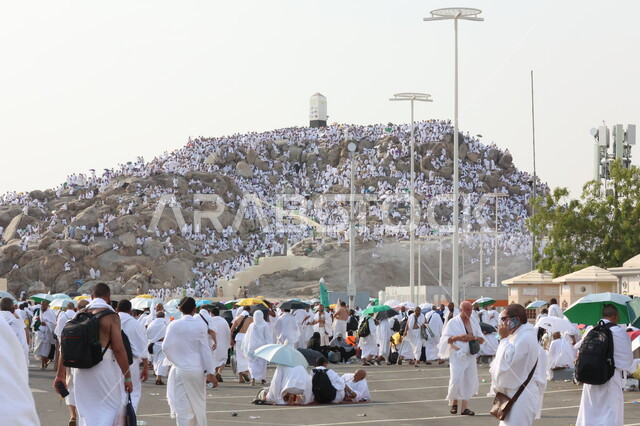 آدء مناسك الحج في يوم عرفة, مقصد المسلمين من أنحاء العالم, مكان ومعلم إسلامي ديني مقدس في المملكة العربية السعودية، حشود الحجاج على جبل عرفات، مفهوم العبادة والتقرب إلى الله، الحجاج والمعتمرين في مكة المكرمة