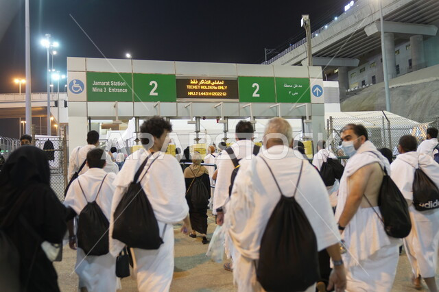 وسيلة نقل مريحة لزوار المقاصد الدينية الاسلامية، وسائل النقل والمواصلات، الحجاج والمعتمرين المحرمين في محطة قطار الحرمين السريع في المملكة العربية السعودية